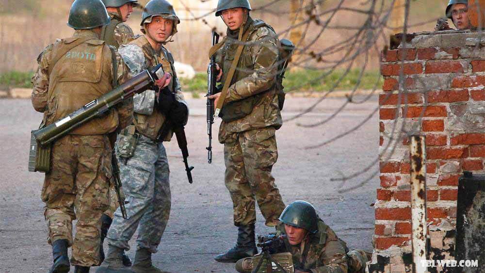 ทหารยูเครน สังหารเพื่อนทหาร 4 นาย พลเรือน 1 นาย สมาชิกของกองกำลังรักษาความปลอดภัยแห่งชาติของยูเครนในวันพฤหัสบดี เปิดฉากยิงใส่
