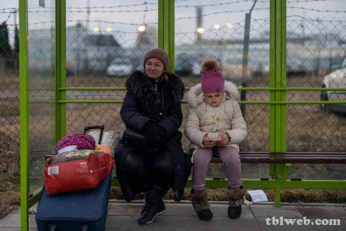ยุโรปต้อนรับผู้ลี้ภัยชาวยูเครน พวกเขายื่นฟ้องในประเทศเพื่อนบ้านนับแสนคน ผู้ลี้ภัยจากยูเครนกำเด็กไว้ในอ้อมแขนข้างหนึ่ง อีกข้างเป็นข้าวของ