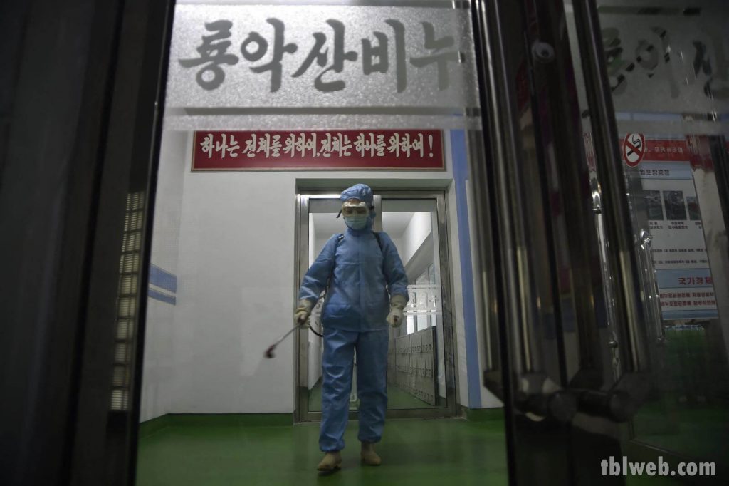 เกาหลีเหนือผลักดันยาแผนโบราณต่อสู้กับโควิด-19 ในฐานะนักศึกษาแพทย์ในเกาหลีเหนือ Lee Gwang-jin กล่าวว่าเขารักษาไข้และอาการป่วยเล็กน้อย
