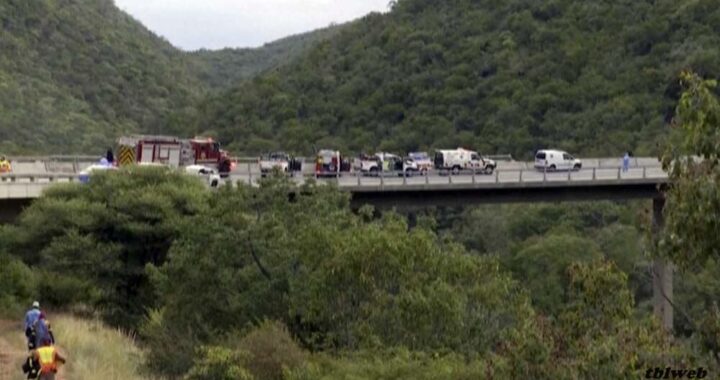 รถบัสตกสะพานในแอฟริกาใต้ เสียชีวิต 45 ราย รถบัสที่บรรทุกผู้สักการะมุ่งหน้าไปยัง เทศกาล อีสเตอร์ตกลงมาจากสะพานบนเส้นทางภูเขา