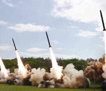 การฝึกซ้อมตอบโต้ด้วยนิวเคลียร์ที่จัดขึ้นในเกาหลีเหนือ ผู้นำเกาหลีเหนือ คิม จอง อึน ควบคุมการยิงจรวดหลายลำของประเทศซึ่งมีเครื่องยิงจรวด
