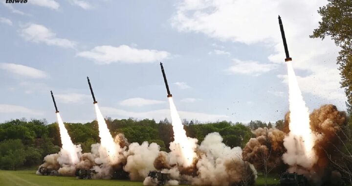 การฝึกซ้อมตอบโต้ด้วยนิวเคลียร์ที่จัดขึ้นในเกาหลีเหนือ ผู้นำเกาหลีเหนือ คิม จอง อึน ควบคุมการยิงจรวดหลายลำของประเทศซึ่งมีเครื่องยิงจรวด